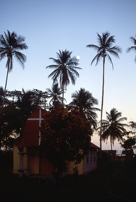 14_Dorpskerkje, Tortuguero.jpg